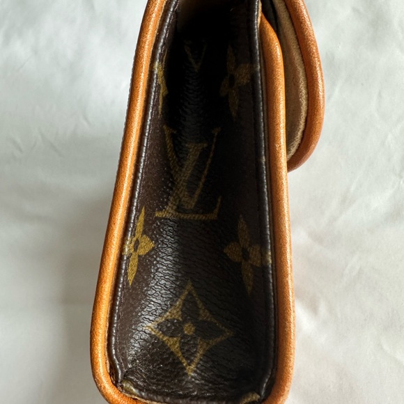 Louis Vuitton belt bag - Picture 6 of 11